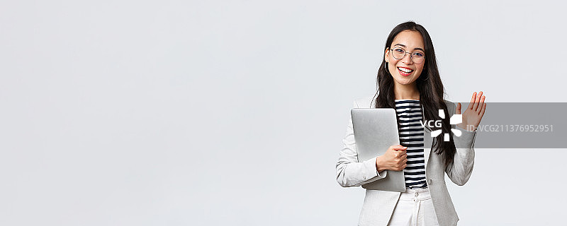 商业，金融和就业，成功的女性企业家，微笑的年轻女子拿着笔记本电脑在白色背景下的肖像图片素材