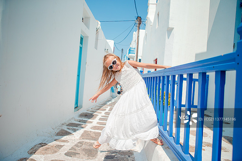 可爱的小女孩在古老的街道典型的希腊传统图片素材