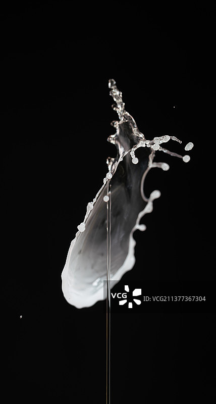 水滴碰撞产生水花飞溅瞬间高速棚拍摄影图片素材