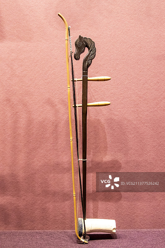 中国工艺美术馆：马骨胡（弦鸣擦奏乐器，壮族，木制琴杆，马骨琴筒，面蒙蟒皮，琴头马饰）图片素材