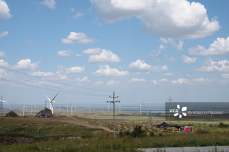 中国张北县草原风光和草原上的风力发电风车图片素材
