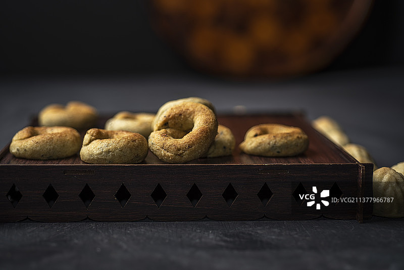 Maamoul阿拉伯黄油饼干，桌子上的松饼特写图片素材