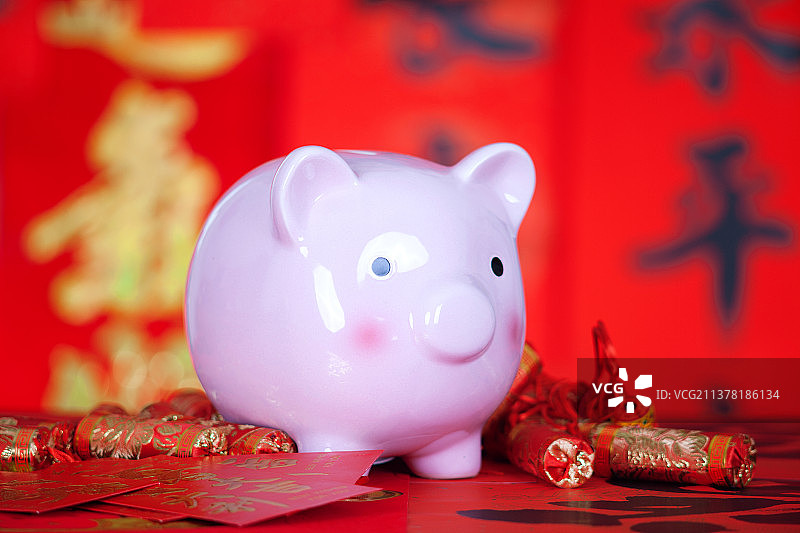 喜庆的红色春联背景上一个小猪模型图片素材