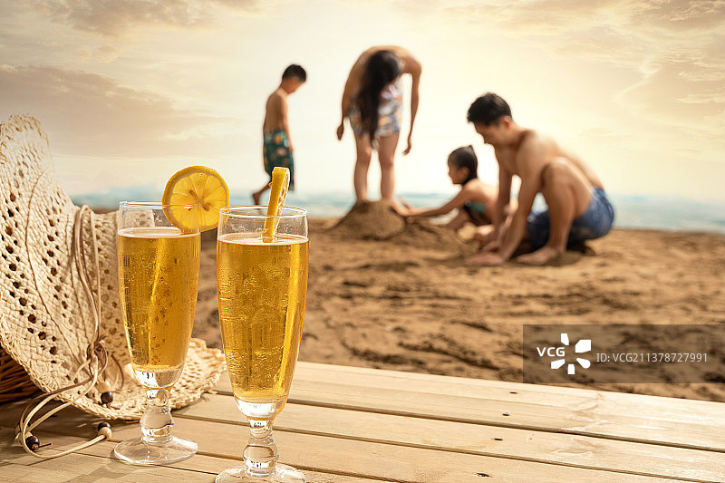 幸福的四口之家在沙滩上享受休闲时光图片素材