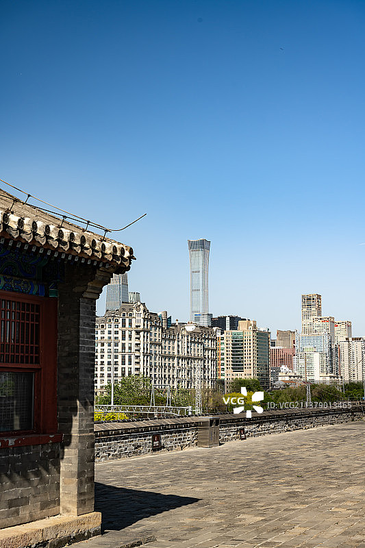 北京明城墙遗址与中国尊同框图片素材