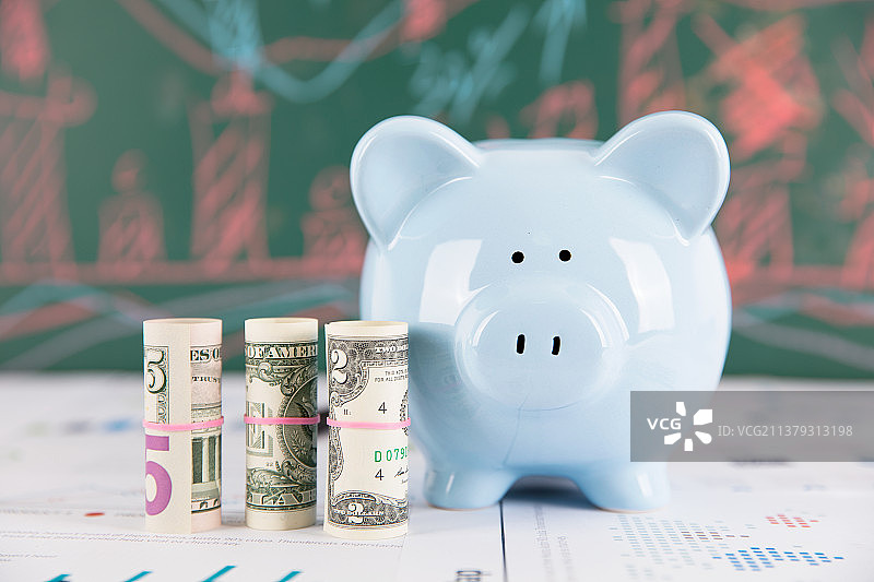 金融图形图表和小猪存钱罐及美元钞票图片素材