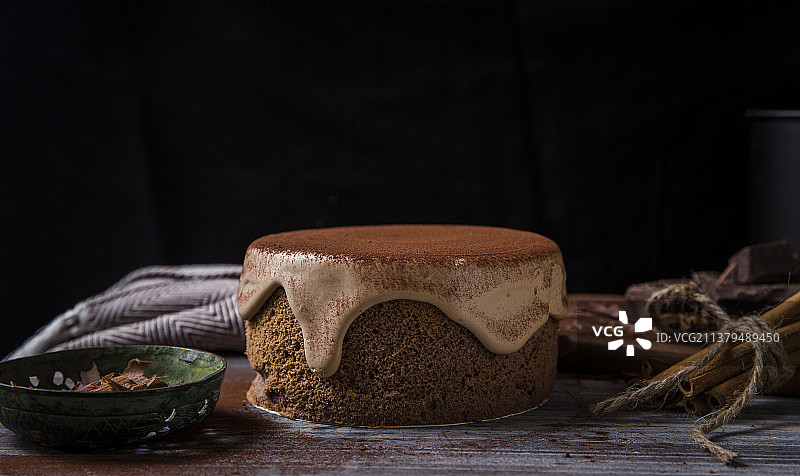 深色背景上的巧克力熔岩奶油蛋糕图片素材