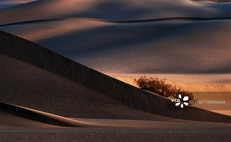 光影斑驳纹理清晰的沙丘图片素材