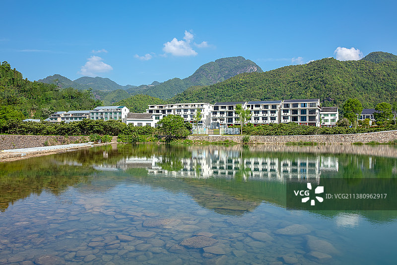 台州黄岩屿头晴空蓝天白云下的山水生态村落图片素材