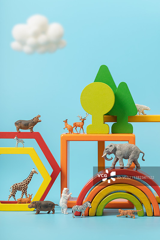 微缩创意儿童节积木彩虹桥上可爱的动物图片素材
