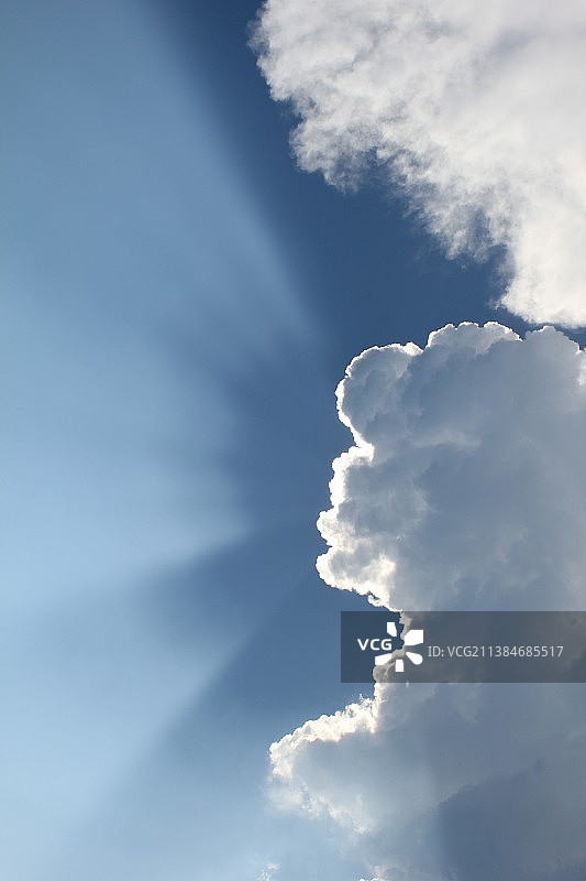 阳光透过云层的低角度视角图片素材