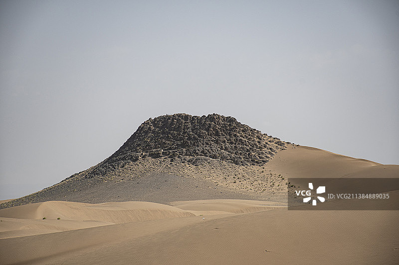 晴空下的沙漠美景图片素材