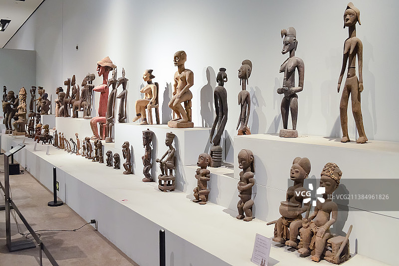 中国首都北京中国国家博物馆，非洲展览馆里的木制人类形象雕塑，室内无人图像摄影图片素材