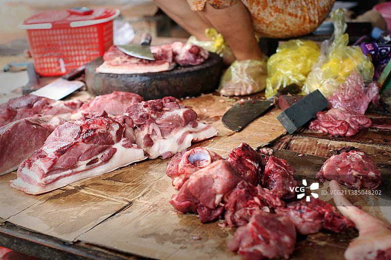 街头屠夫，餐桌上的肉特写，kong Doun Kaev，柬埔寨图片素材