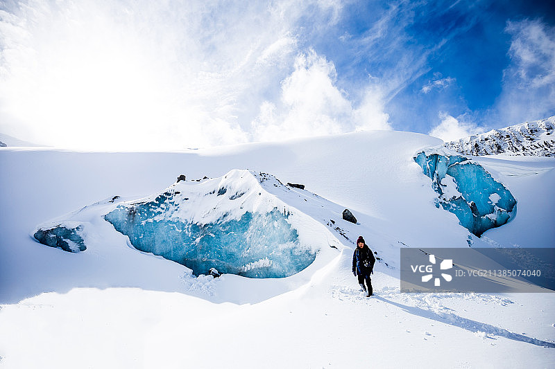 加拿大阿萨巴斯卡冰川，人在雪山上行走，映衬着天空图片素材