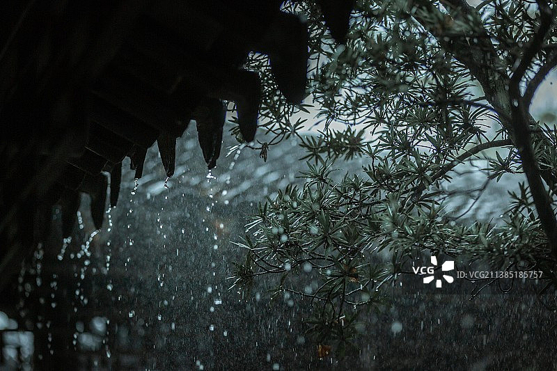 雨中的苏州园林建筑局部图片素材