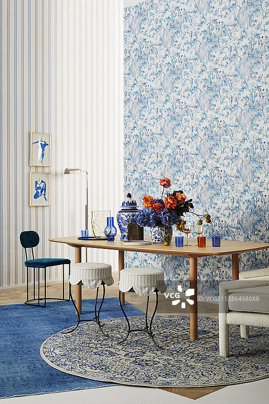 桌子上的花瓶花和各种座位前的墙壁，蓝色和白色的墙纸图片素材