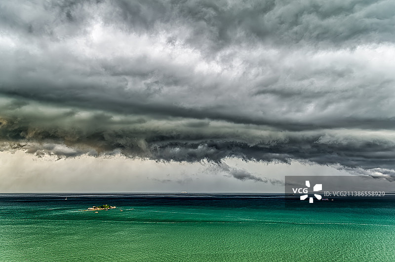 马来西亚槟城丹戎班加，风暴云下的海景图片素材