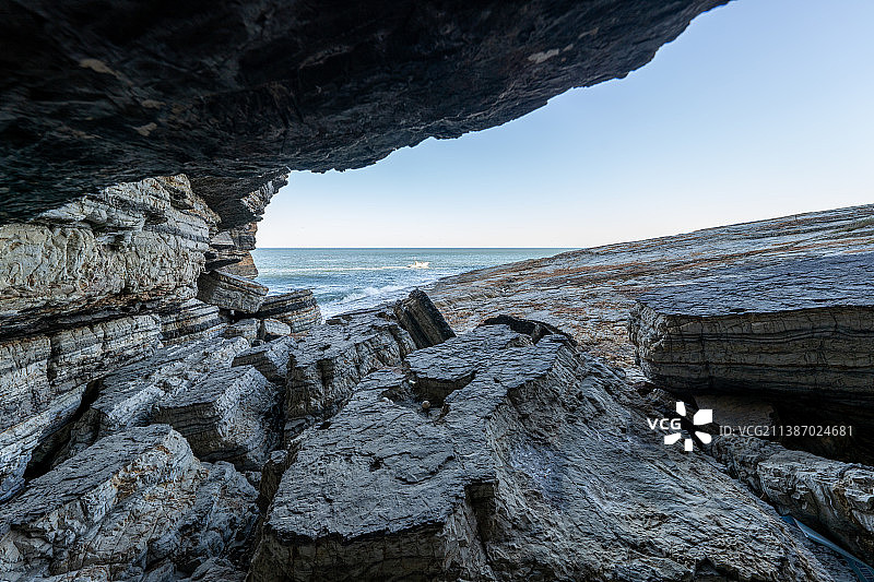 海边巨大的洞穴外海景图片素材
