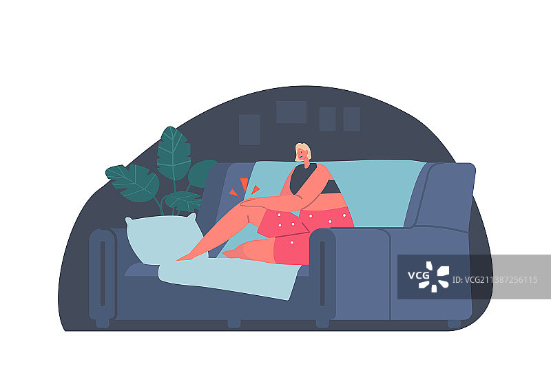 不快乐的女人穿着睡衣坐在沙发上感觉图片素材