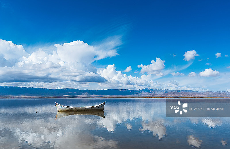 茶卡盐湖中的白色小木船图片素材