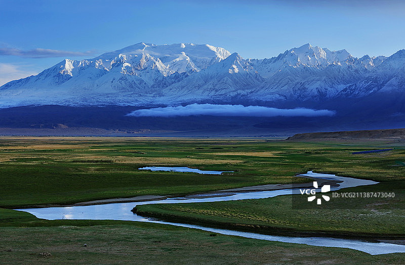 新疆慕士塔格峰下的塔合曼湿地图片素材