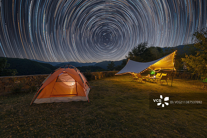 在露营小镇的夜晚欣赏美丽的星空银河图片素材