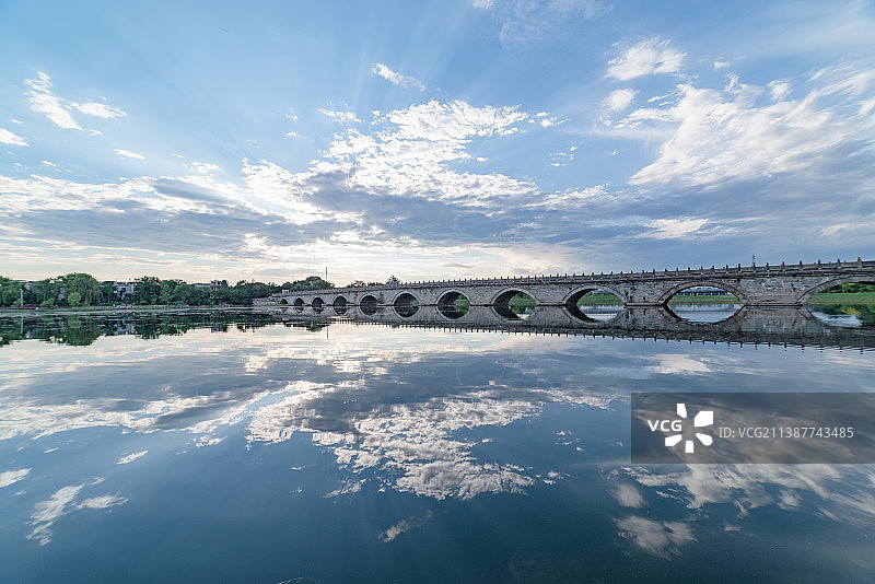 蓝天白云水光倒映下高架桥与石拱桥的风光美景图片素材