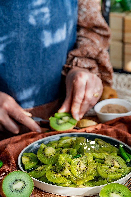 准备健康食品的年长妇女，美国，美国图片素材