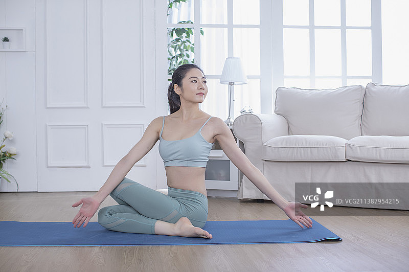 美女坐姿侧伸展瑜珈姿势图片素材