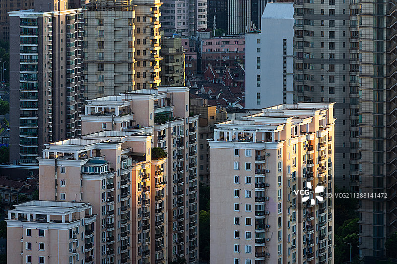 中国上海，夕阳下的高层住宅楼图片素材