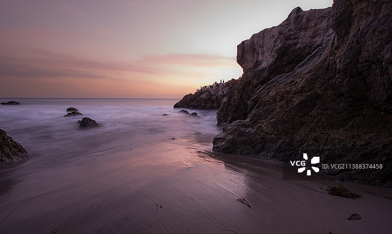 洛杉矶海边的岩石和海水长曝光图片素材
