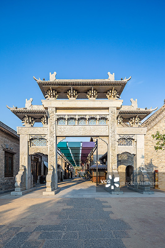 中国河南郑州电影小镇仿古建筑夏季户外风光图片素材