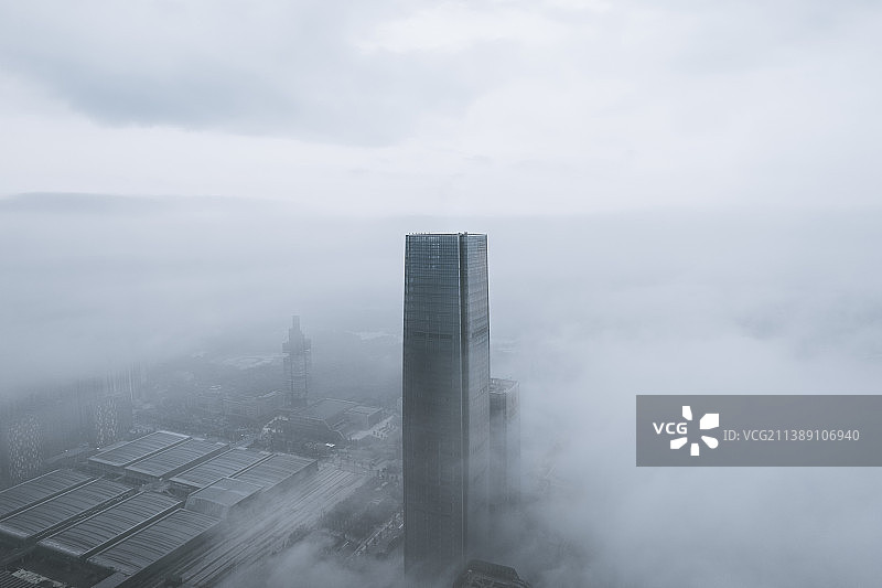 雾中的贵阳金融城图片素材