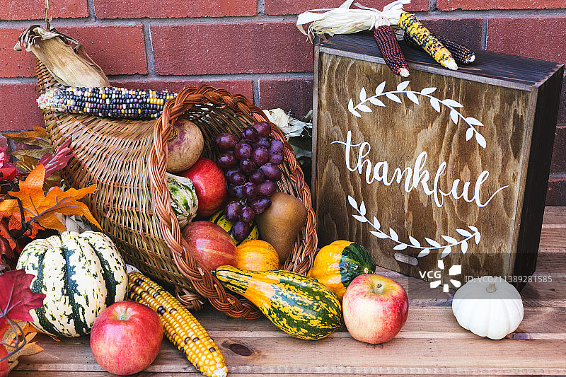特写静物观节日感恩节的节日文字水果和蔬菜在餐桌上，土耳其图片素材