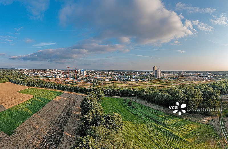 德国南部黑森州兰根市日落时的无人机图像，兰根，德国图片素材