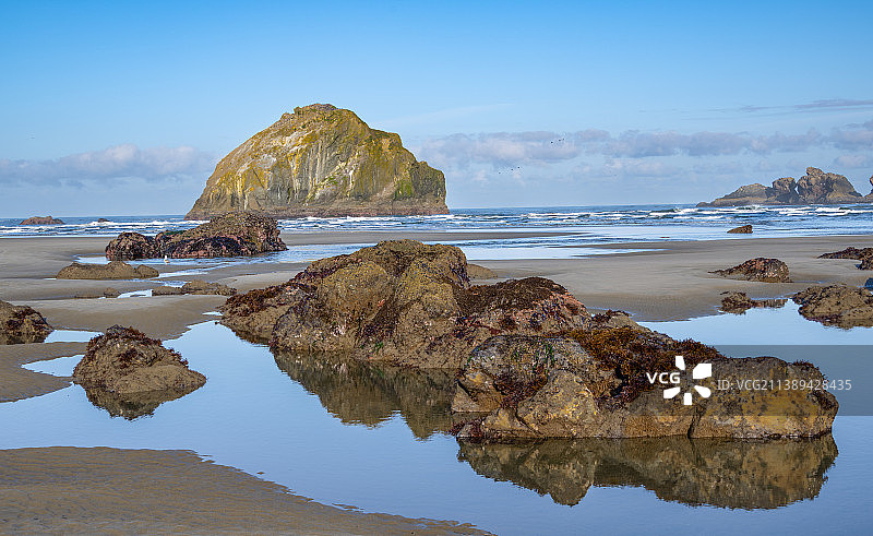 海滩上岩石的风景对天空，班登，俄勒冈州，美国，美国图片素材