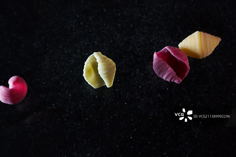 黑色背景下的跳动的不同口味的蔬菜意大利面创意广告素材图片素材