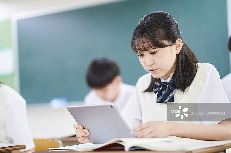 日本学校的学生在教室里图片素材