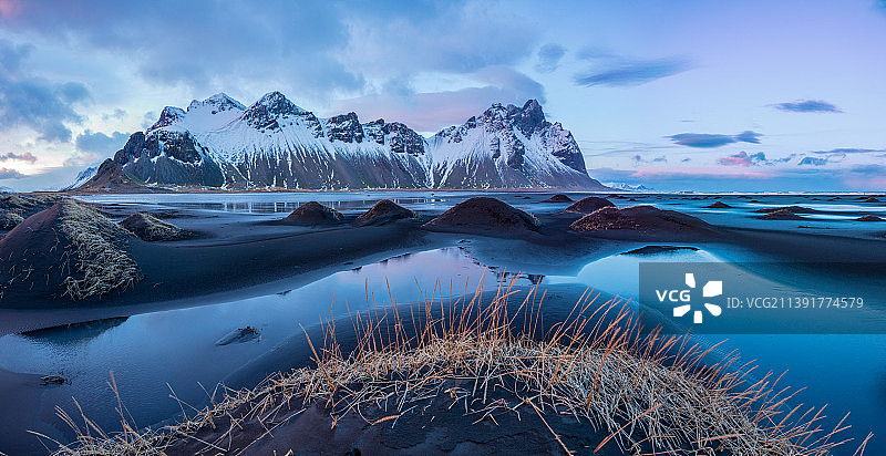 雪山映衬天空的湖景图片素材