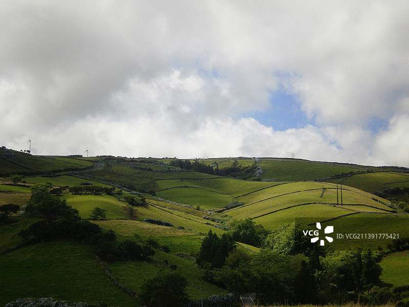 风景如画的农田对天空，科沃岛，葡萄牙图片素材