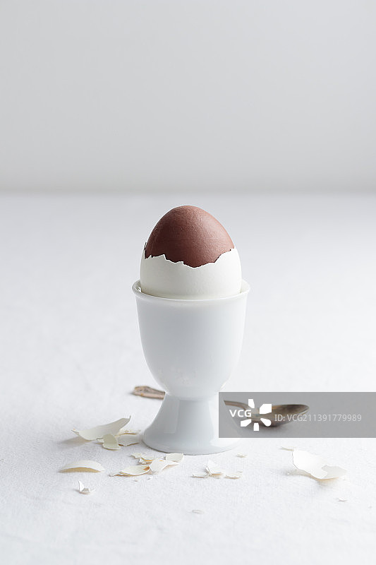 巧克力蛋放在白色的蛋架上图片素材
