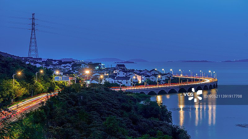 江苏苏州太湖东山岛大桥夜景车轨村庄图片素材