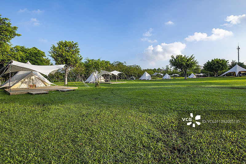 广州白云山森林公园绿色大草坪上搭着露营帐篷图片素材