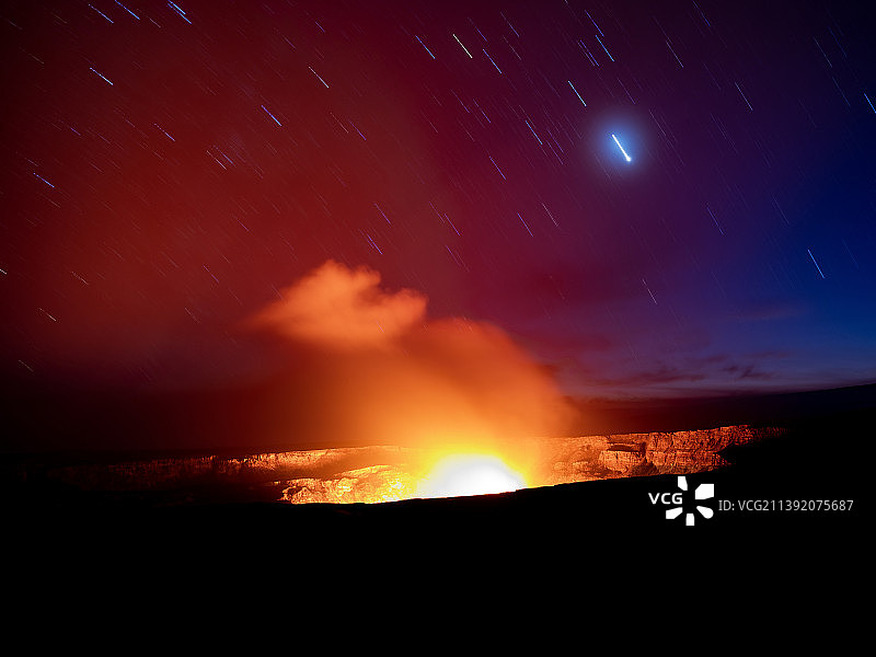 美国夏威夷Halemaumau陨石坑夜间山的剪影风景图片素材