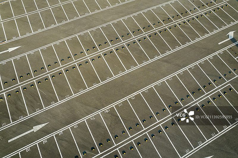 无人的大型景区停车场航拍图片素材