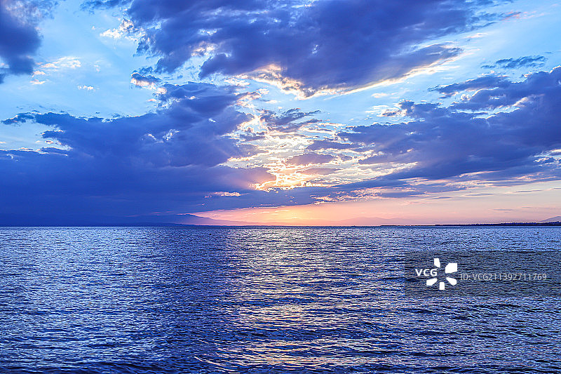 在日落时海对着天空的风景，Nea Irakleia，希腊图片素材