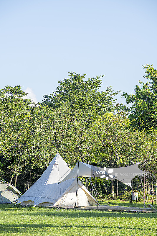 清晨的阳光照在草地和露营帐篷上图片素材