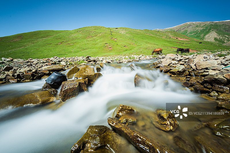新疆克州玉其塔什草原的溪流自然景观图片素材