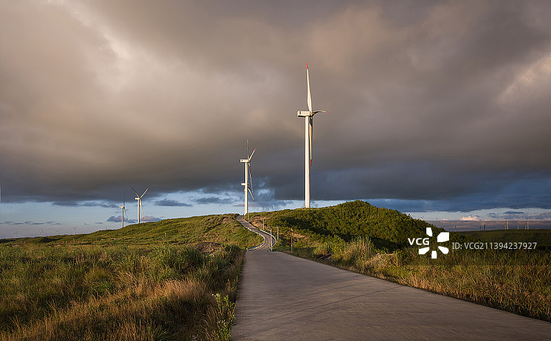 山区高山上的风力发电机图片素材